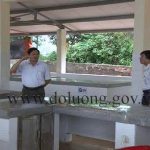 Đồng chí Nguyễn Công Châu kiểm tra việc nâng cấp xây dựng chợ nằm trong chương trình LIFSAP